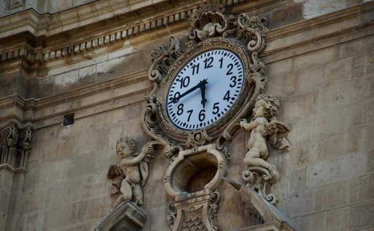 Reloj que preside la cara de la torre que mira hacia la plaza del Cardenal Belluga. 