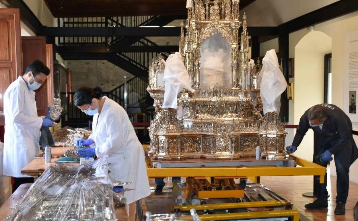 Profesor y alumnos de la FREMM durante las tareas de limpieza de la custodia procesional de la Vera Cruz 