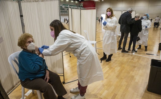 Salud administrará a la vez las vacunas de la Covid y la gripe a los mayores de 70