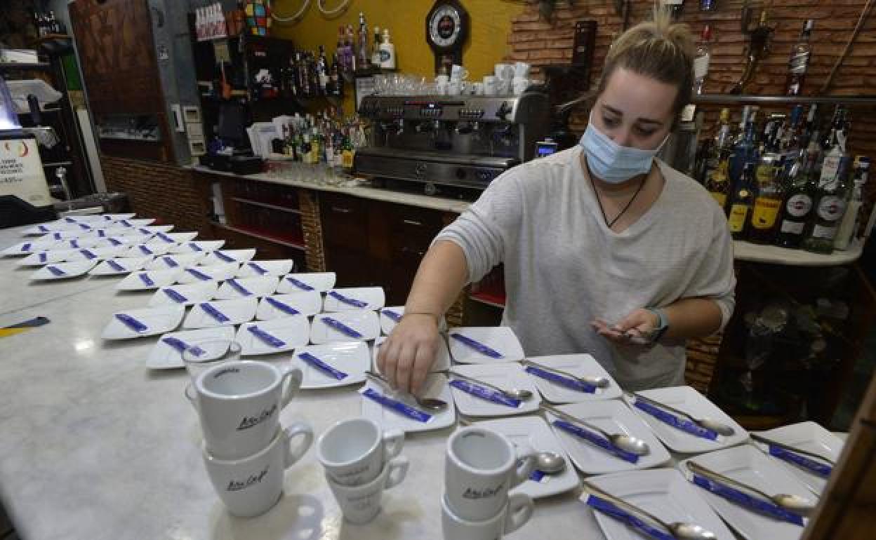 Una camarera prepara platos y tazas de café en Murcia, en una imagen de archivo. 