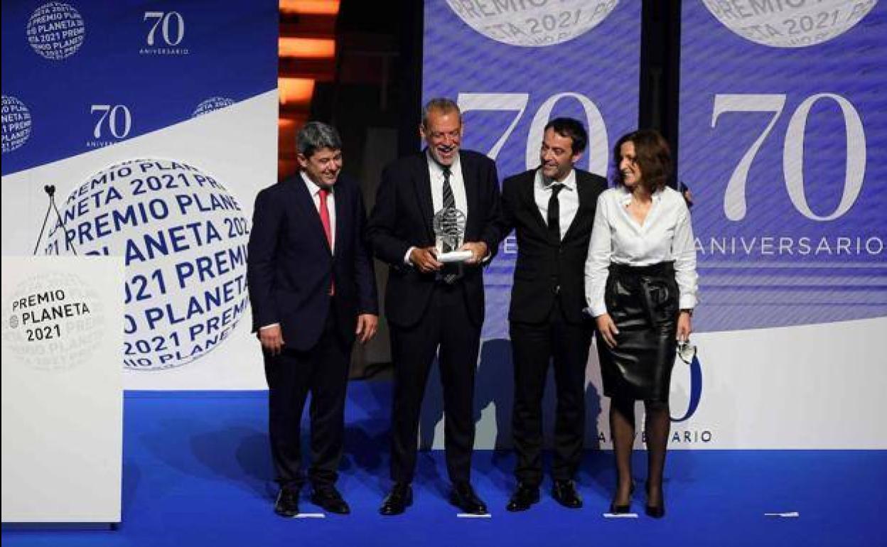 Carmen Mola (seudónimo bajo el que se escondían Jorge Díaz, Antonio Mercero y Agustín Martínez) posan junto a Paloma Sanchez-Garnica.