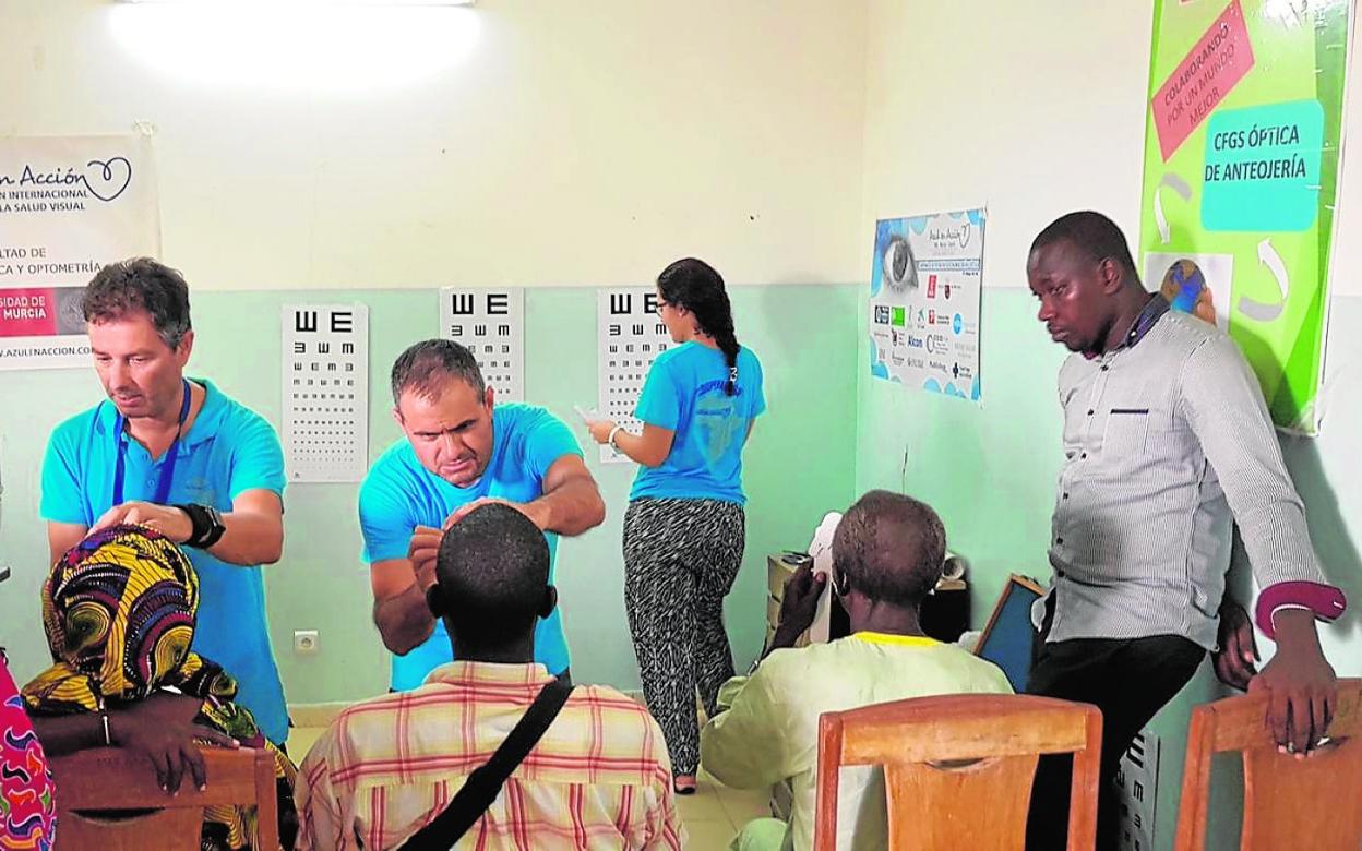 Voluntarios realizan inspecciones oculares a ciudadanos senegaleses hace dos años. 