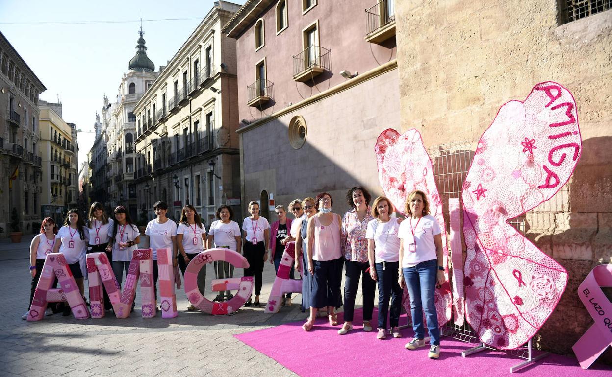 Pacientes de cáncer de mama y voluntarias de la asociación Amiga, ayer, en la plaza de Santo Domingo en Murcia. 