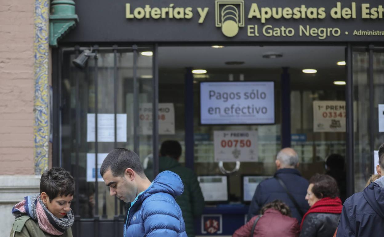 Colas en una administración de lotería. 