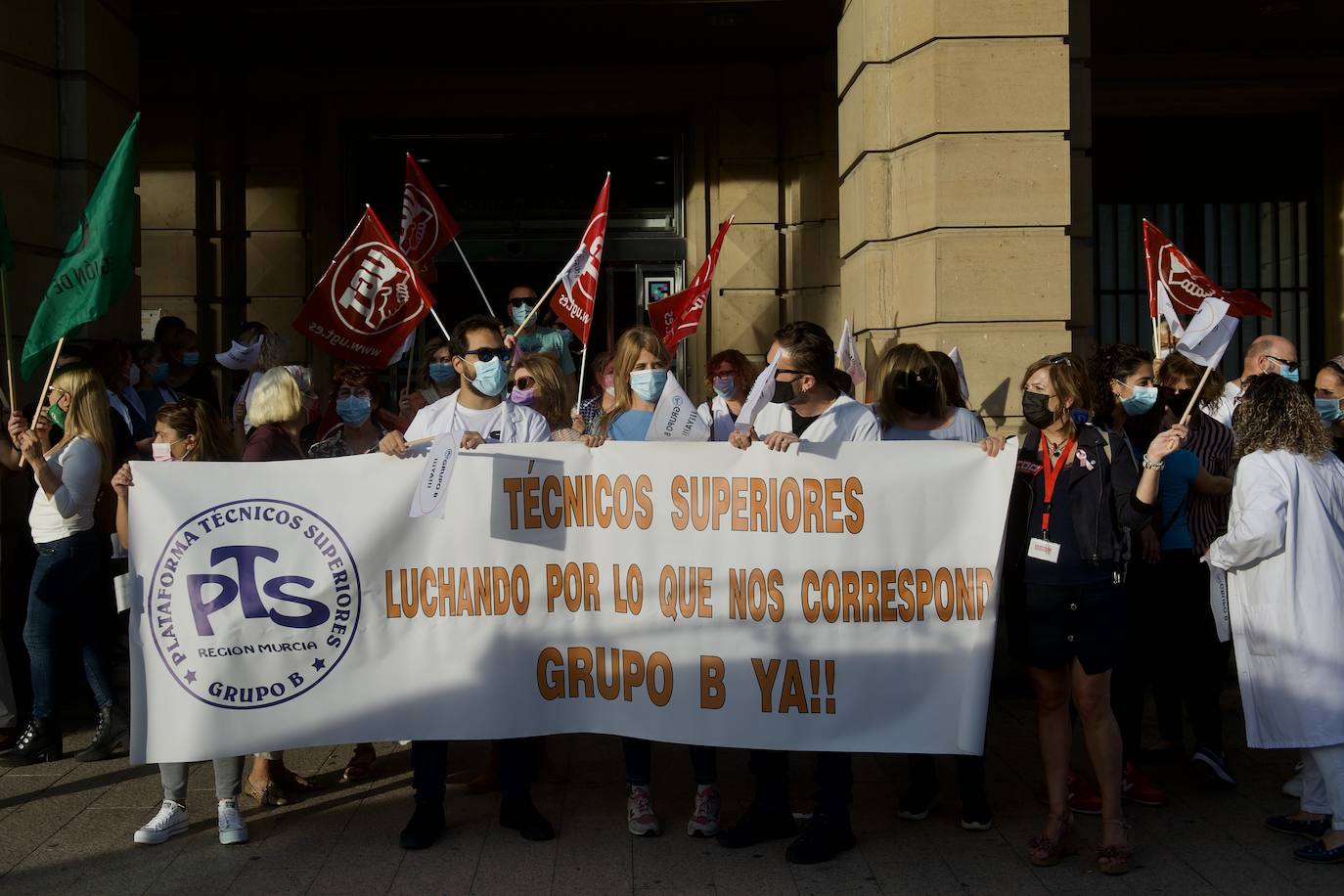 Fotos: Los funcionarios murcianos protestan ante la Consejería de Economía