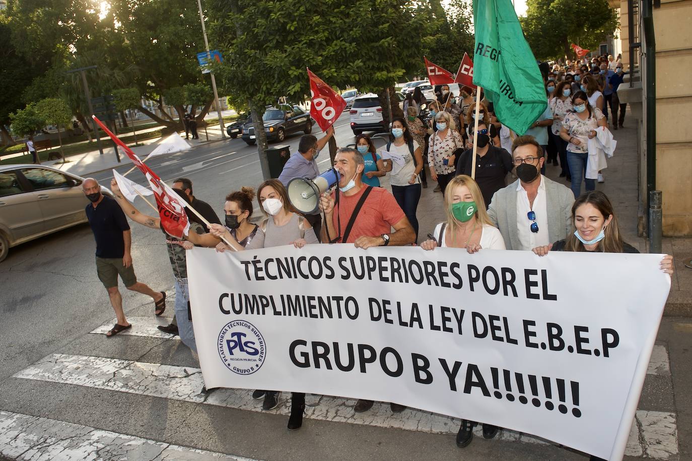 Fotos: Los funcionarios murcianos protestan ante la Consejería de Economía