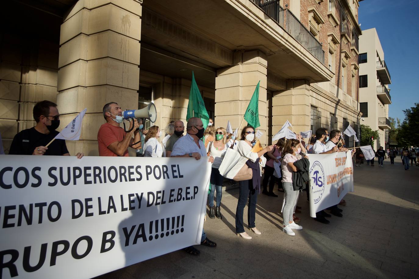 Fotos: Los funcionarios murcianos protestan ante la Consejería de Economía