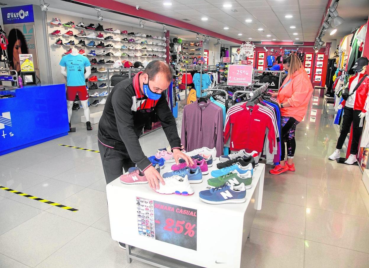 Un comerciante, en un establecimiento de la calle del Carmen, en una imagen de archivo. 