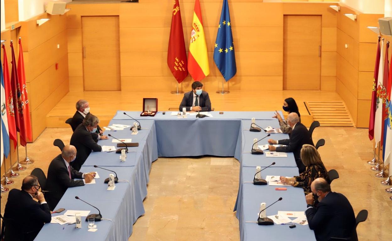 Reunión entre el Consejo de Administración de Estrella de Levante y el presidente de la Comunidad, Fernando López Miras, este miércoles.