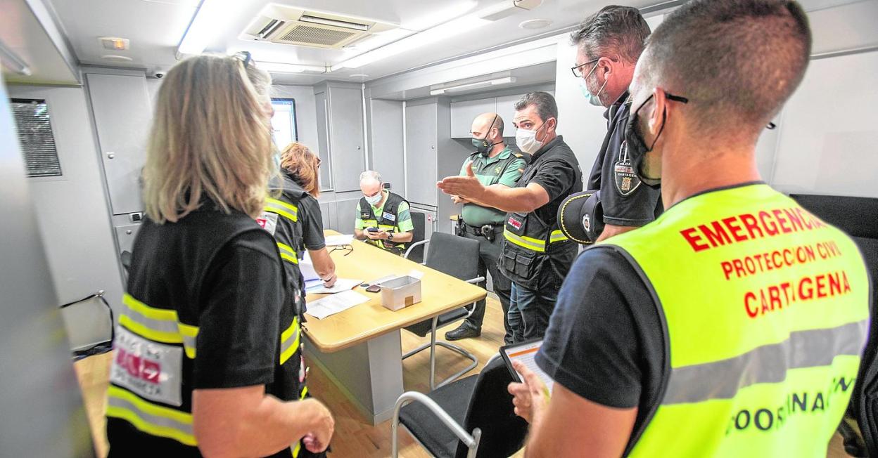 Efectivos de Protección Civil, del 112 y de la Guardia Civil organizan el operativo, en el centro de mando instalado en La Aljorra. 