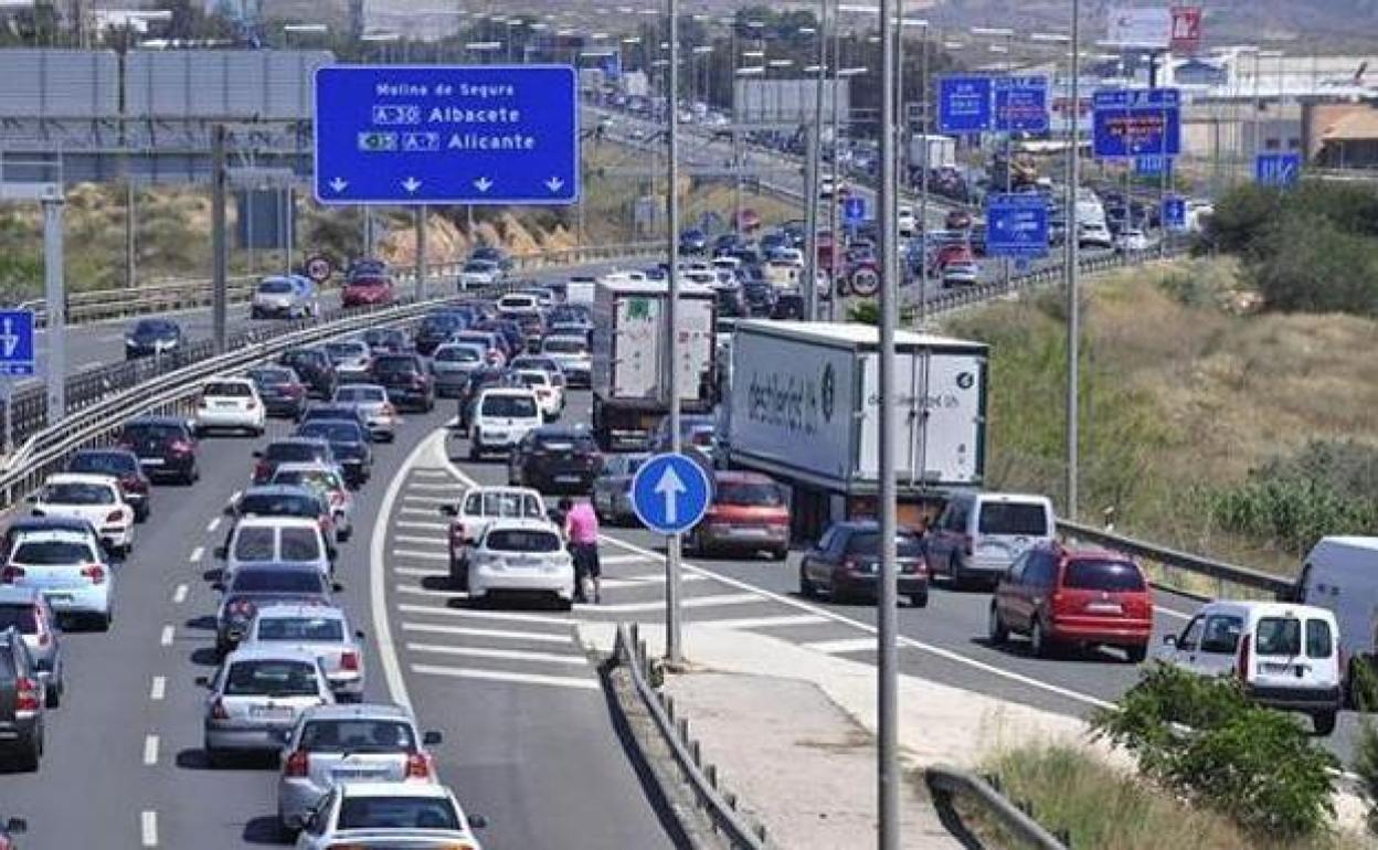 Un atasco en las incorporaciones para entrar a Murcia desde la autovía. 