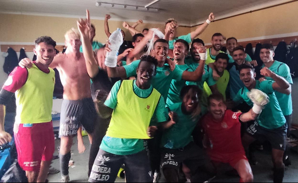 Los jugadores del Águilas celebran en el vestuario, al final del partido, su contundente triunfo de ayer en Socuéllamos.