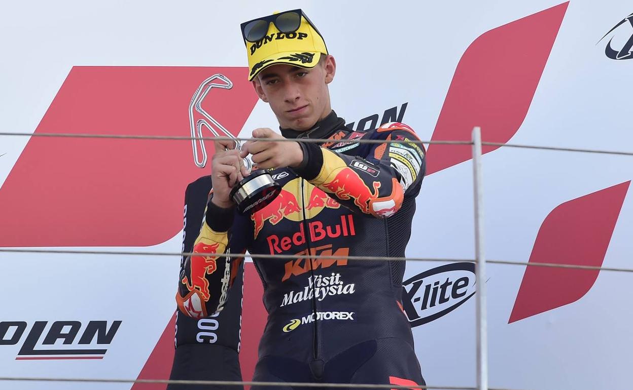 Pedro Acosta hace un gesto a los miembros de su equipo, ayer en el podio del circuito de Misano.