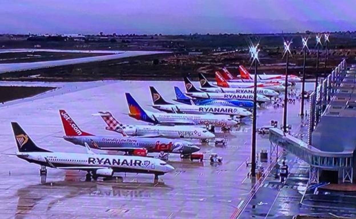 Una decena de aviones en el aeropuerto de Corvera, en una imagen de archivo. 