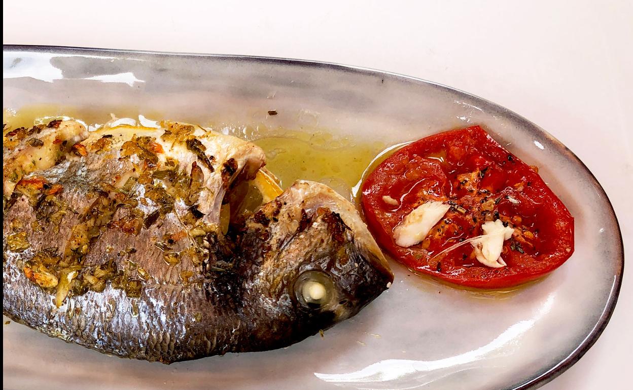 Dorada asada en salsa