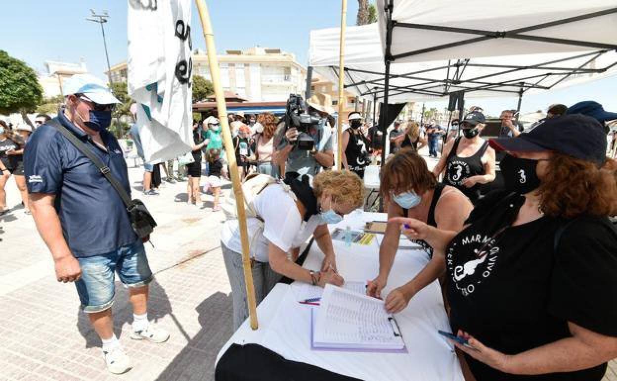 Punto de recogida de firmas ubicado en la playa de Los Alcázares, en una imagen de archivo. 