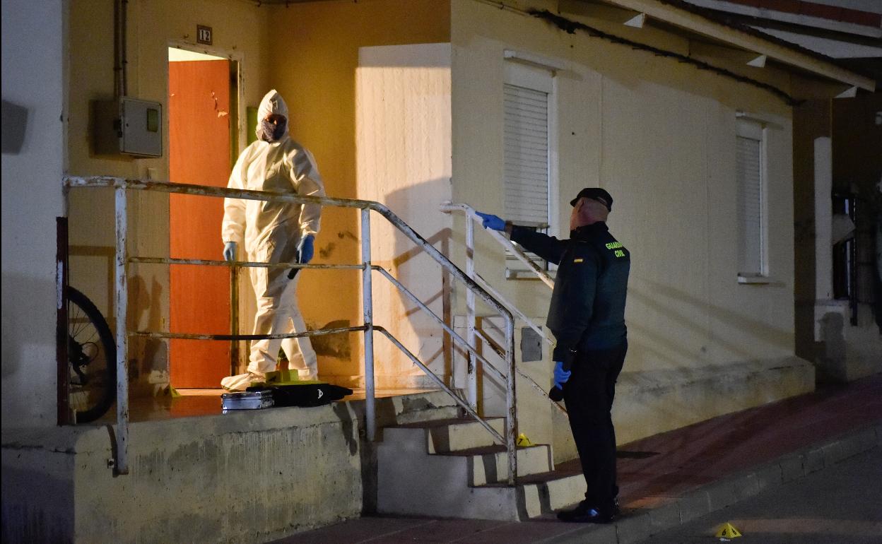 Agentes de la Guardia Civil, en la casa donde se produjo el suceso.