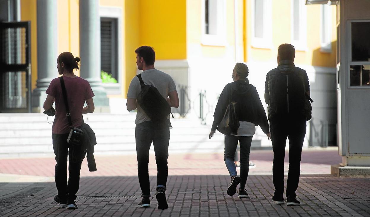 Cuatro estudiantes de la Universidad de Murcia, ayer, caminan por el campus de La Merced. 