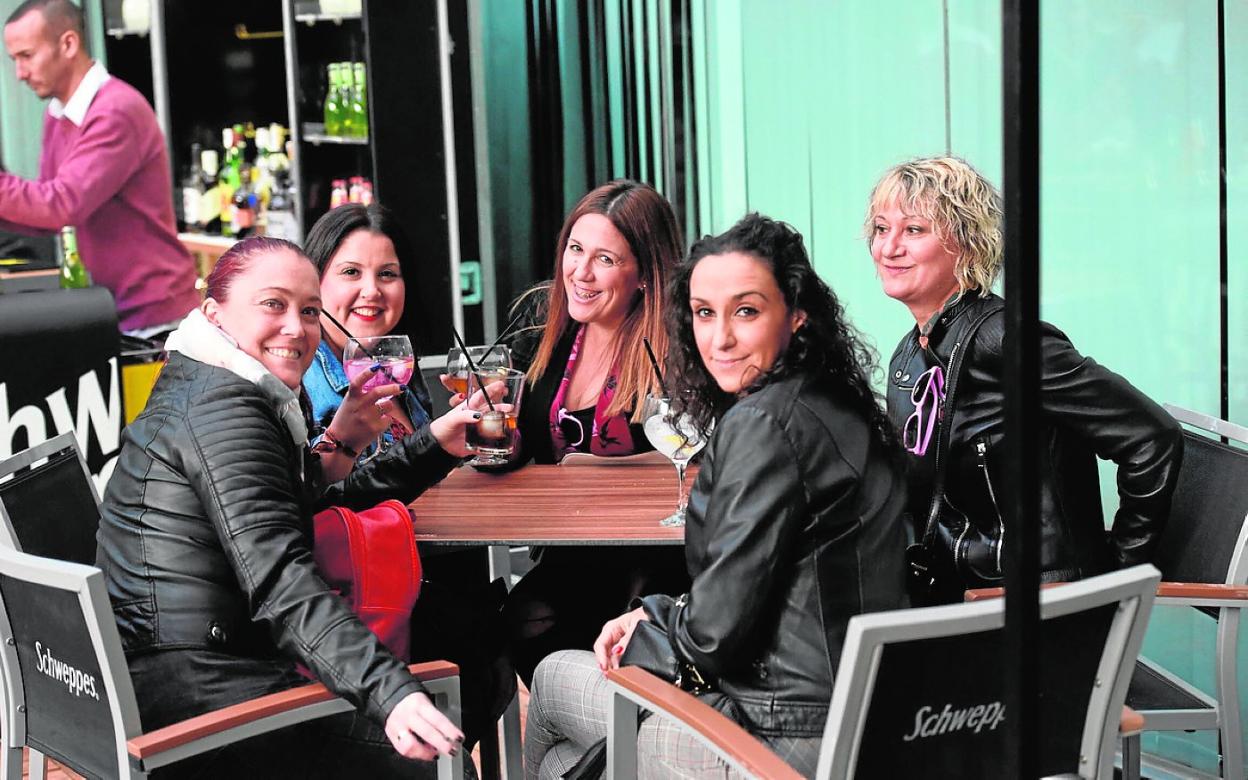 Varias amigas disfrutan de unas copas en la zona de coctelería del congreso hace dos años. 