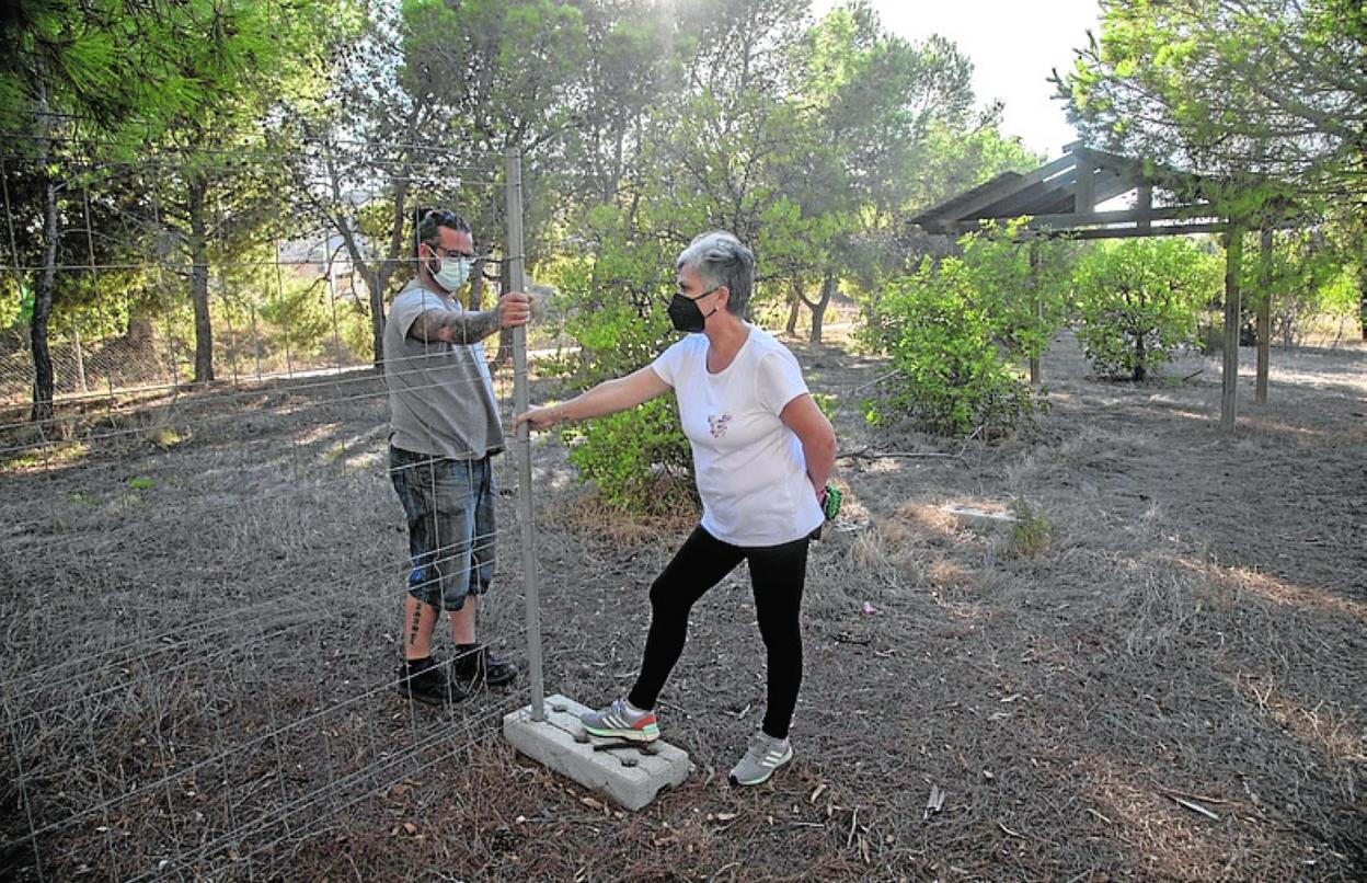 Dos vecinos, en la balsa de residuos mineros San Agustín. 