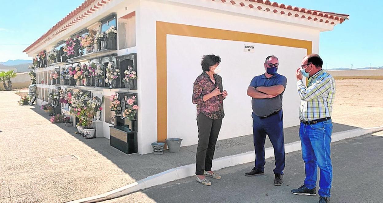 La alcaldesa, María Ángeles Túnez, en una visita al camposanto. 
