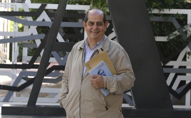 Francisco J. Díez de Revenga, con su último libro. 