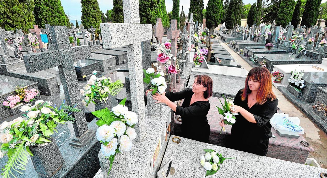 Dos mujeres preparaban ayer las flores para adornar la tumba de un familiar en el cementerio municipal Nuestro Padre Jesús de Espinardo. 