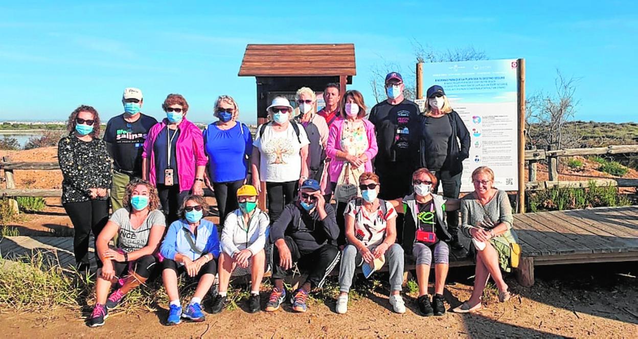 Participantes en la ruta, en una de las playas. 