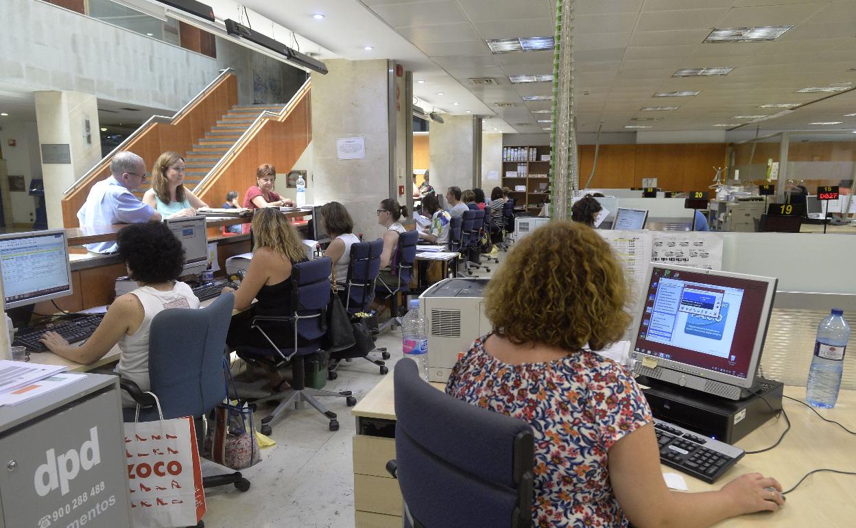 Empleados en la Consejería de Hacienda , en una imagen de archivo. 