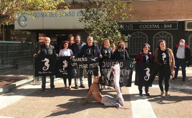 Los promotores de la iniciativa por el Mar Menor, este miércoles, tras entregar las firmas. 