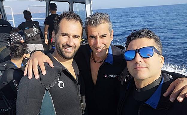 El biólogo Paco Parra y los directores Carlos Buitrago Aledo y Juan David Pernías Ayuso, antes de una inmersión.