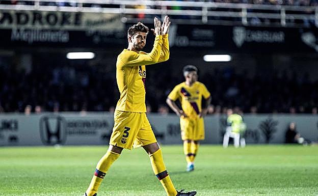 Piqué agradece la ovación del estadio Cartagonova, al ser sustituido en el amistoso de 2019. 