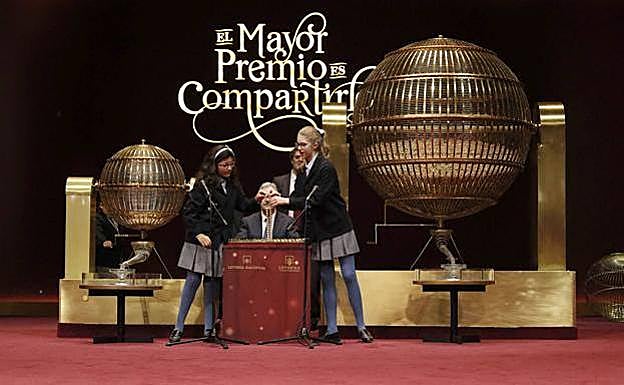 Lotería de Navidad: los niños de San Ildefonso, encargados de repartir suerte