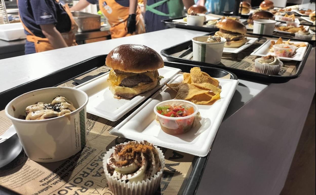 Bandejas con algunos de los platos que ofrece La Trastienda.