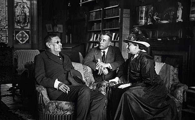 Con María Guerrero. La actriz y su marido, el murciano Fernando Díaz de Mendoza,visitan a Galdós en su última etapa.