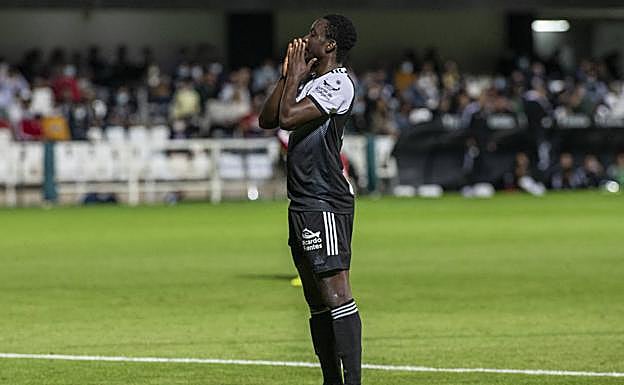 Mo Dauda se lamenta ante el gol rival.