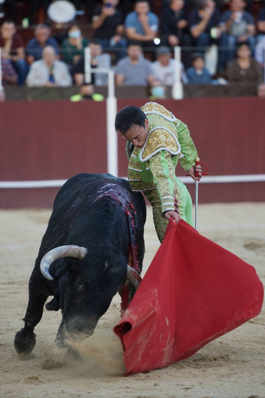 Fotos: Antonio Puerta sale a hombros en la inauguración de la plaza portátil de Mula