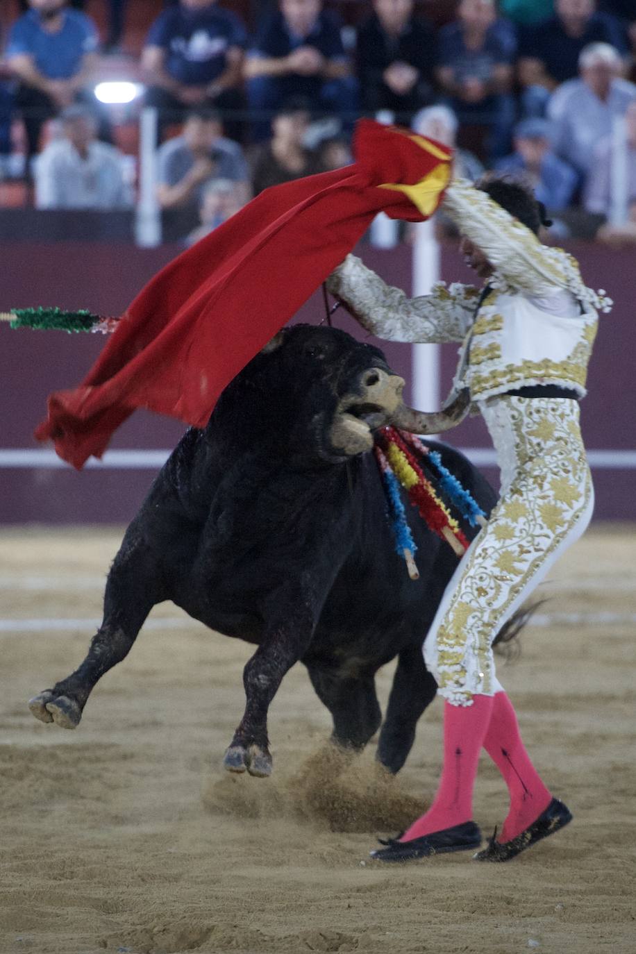 Fotos: Antonio Puerta sale a hombros en la inauguración de la plaza portátil de Mula