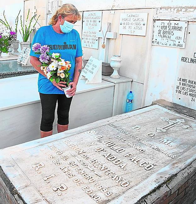 Una mujer visita la tumba del Barón de Benifayó, en San Pedro del Pinatar. 