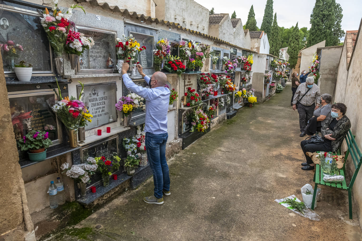 Fotos: Día de Todos los Santos en los cementerios de Espinardo y Algezares