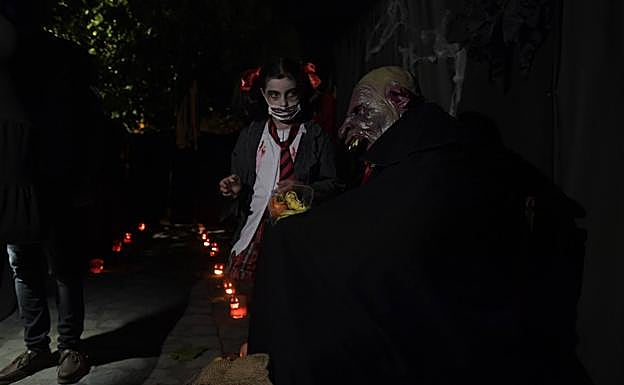 Niños durante el particular truco o trato murciano, la hebrica del quijal.