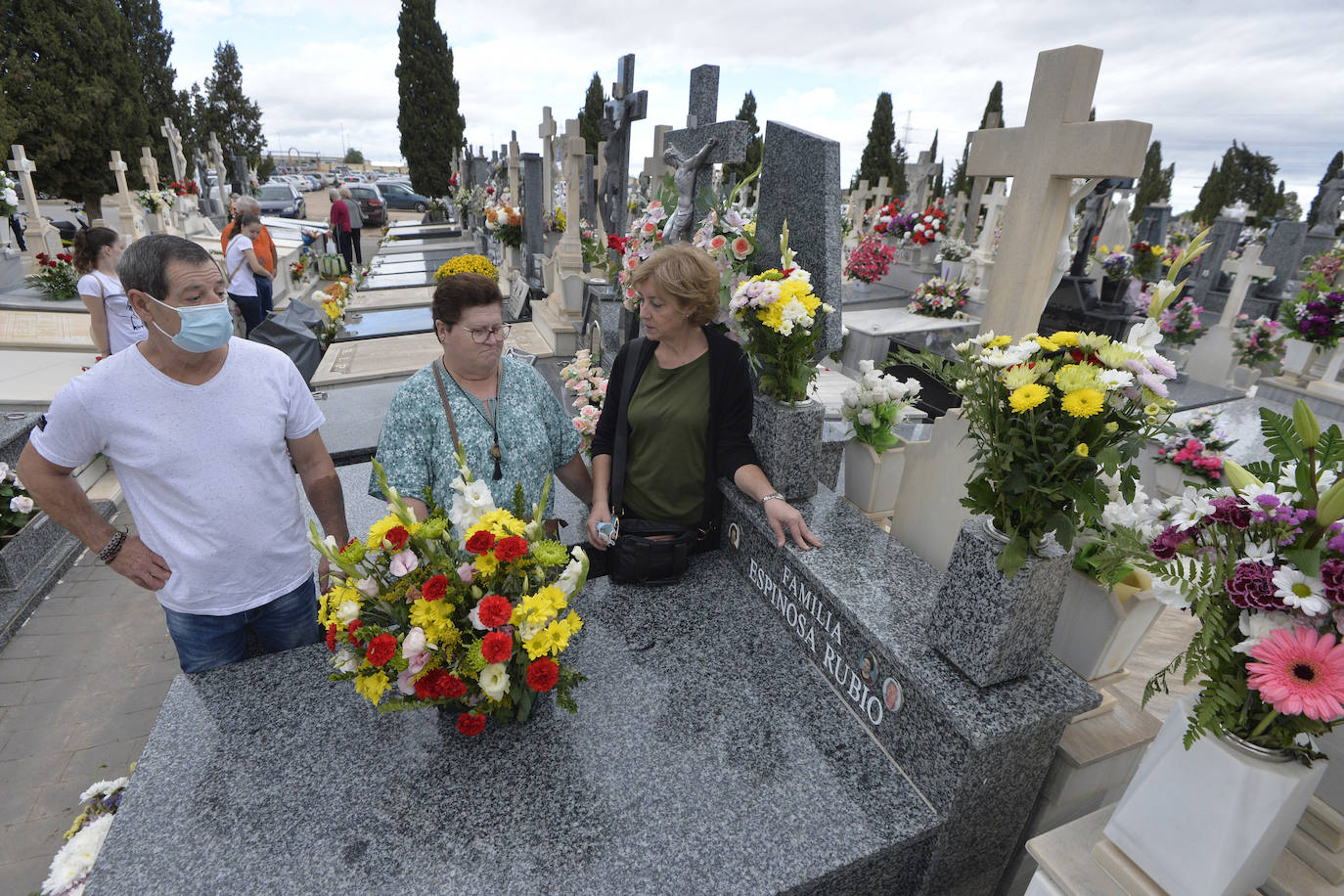 Fotos: Día de Todos los Santos en los cementerios de Espinardo y Algezares