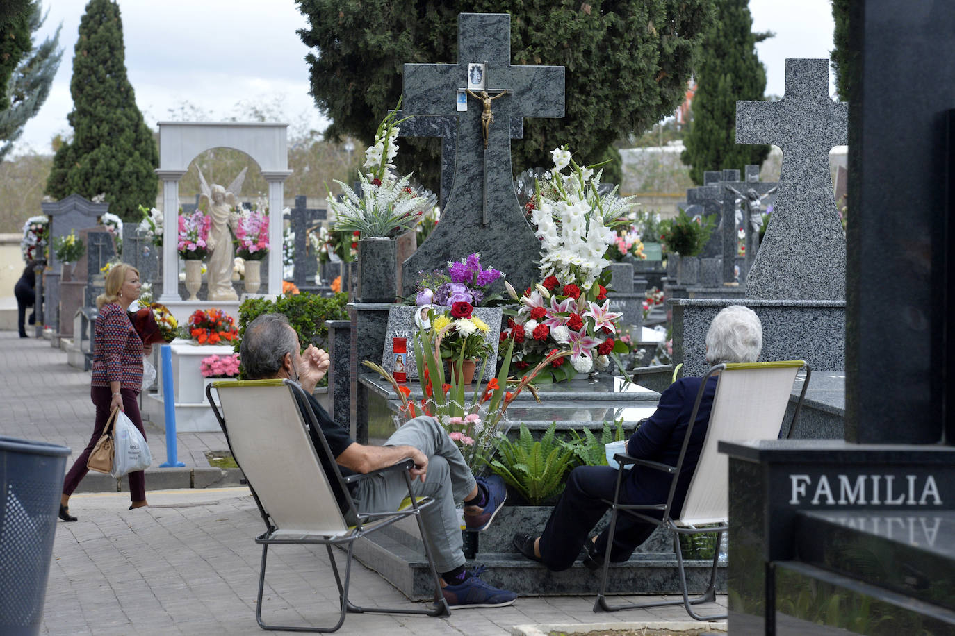 Fotos: Día de Todos los Santos en los cementerios de Espinardo y Algezares