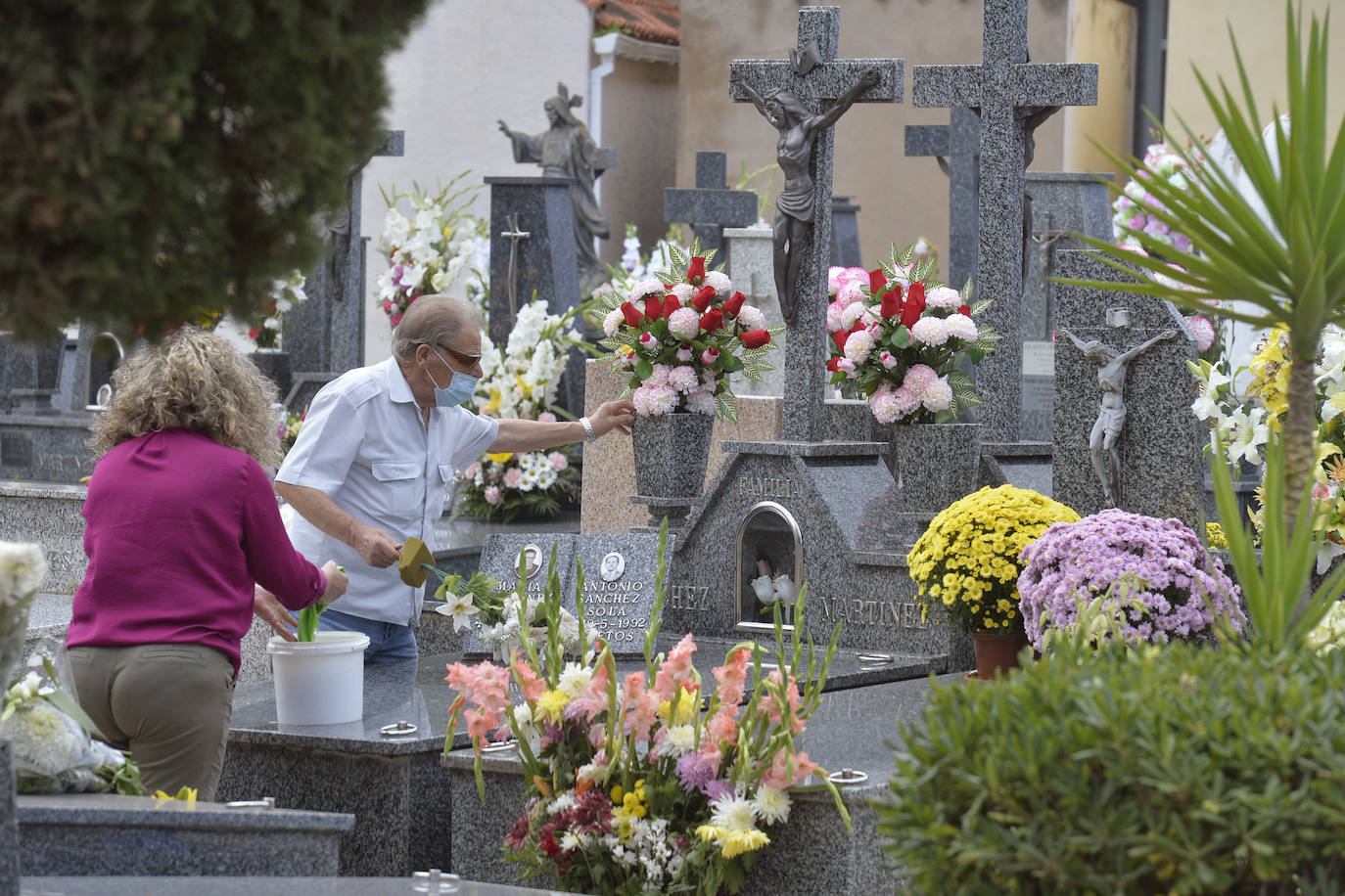 Fotos: Día de Todos los Santos en los cementerios de Espinardo y Algezares