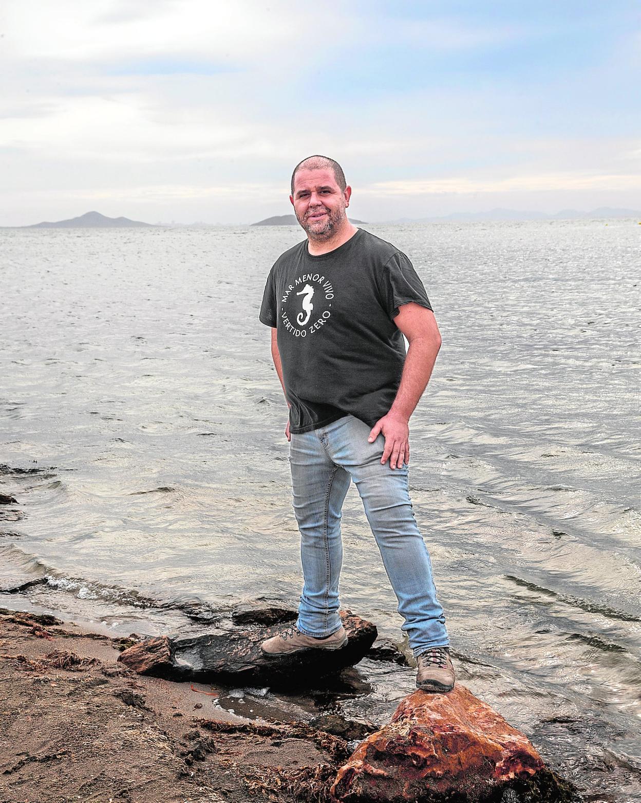 Francisco Ruiz, en una playa de Los Alcázares. 