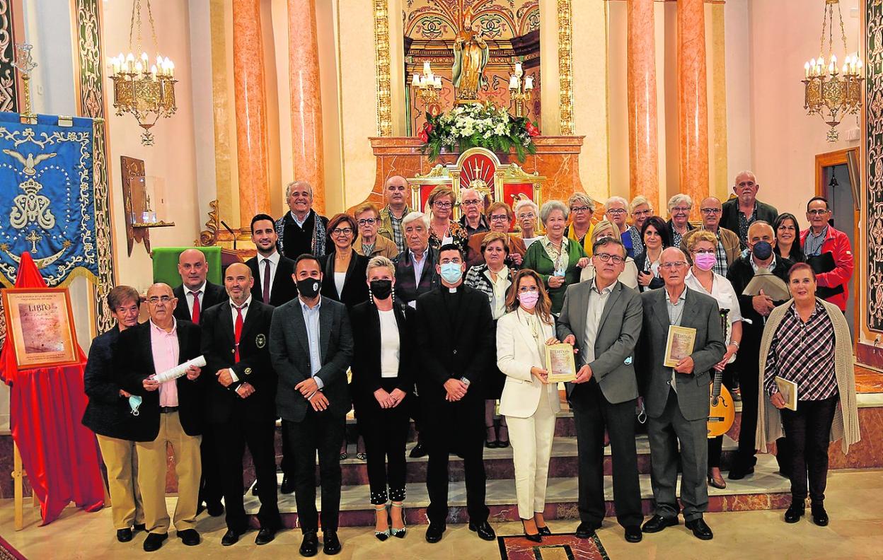 Foto de familia de representantes de colectivos galileos tras la presentación del libro; en primera fila, su autor, José Sánchez Conesa, flanqueado por los presentadores, Ana Belén Castejón y Francisco Henares. 