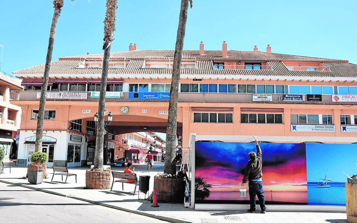 Un bloque de viviendas del Paseo de la Feria, en Los Alcázares. 