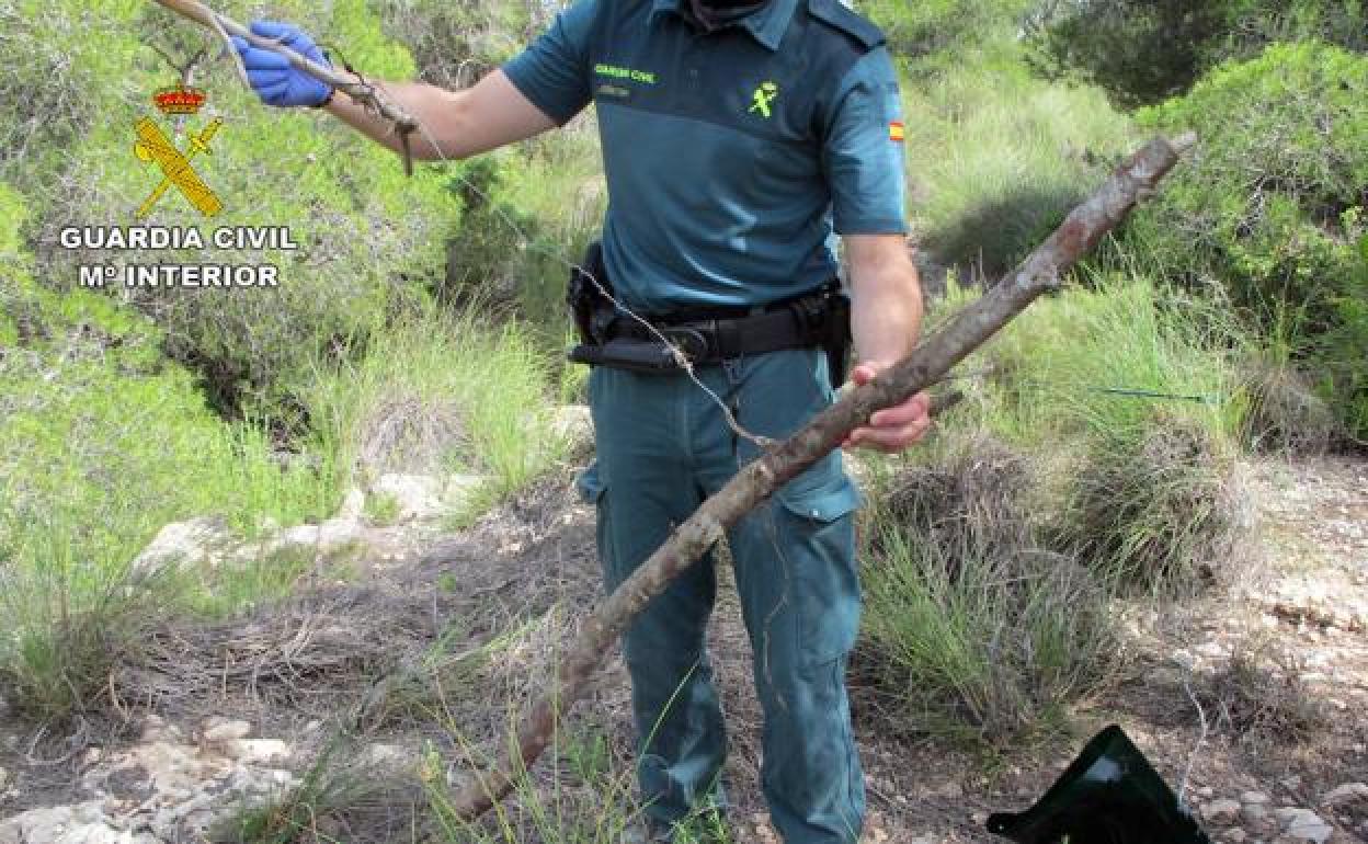 Un guardia civil muestra uno de los medios de captura.