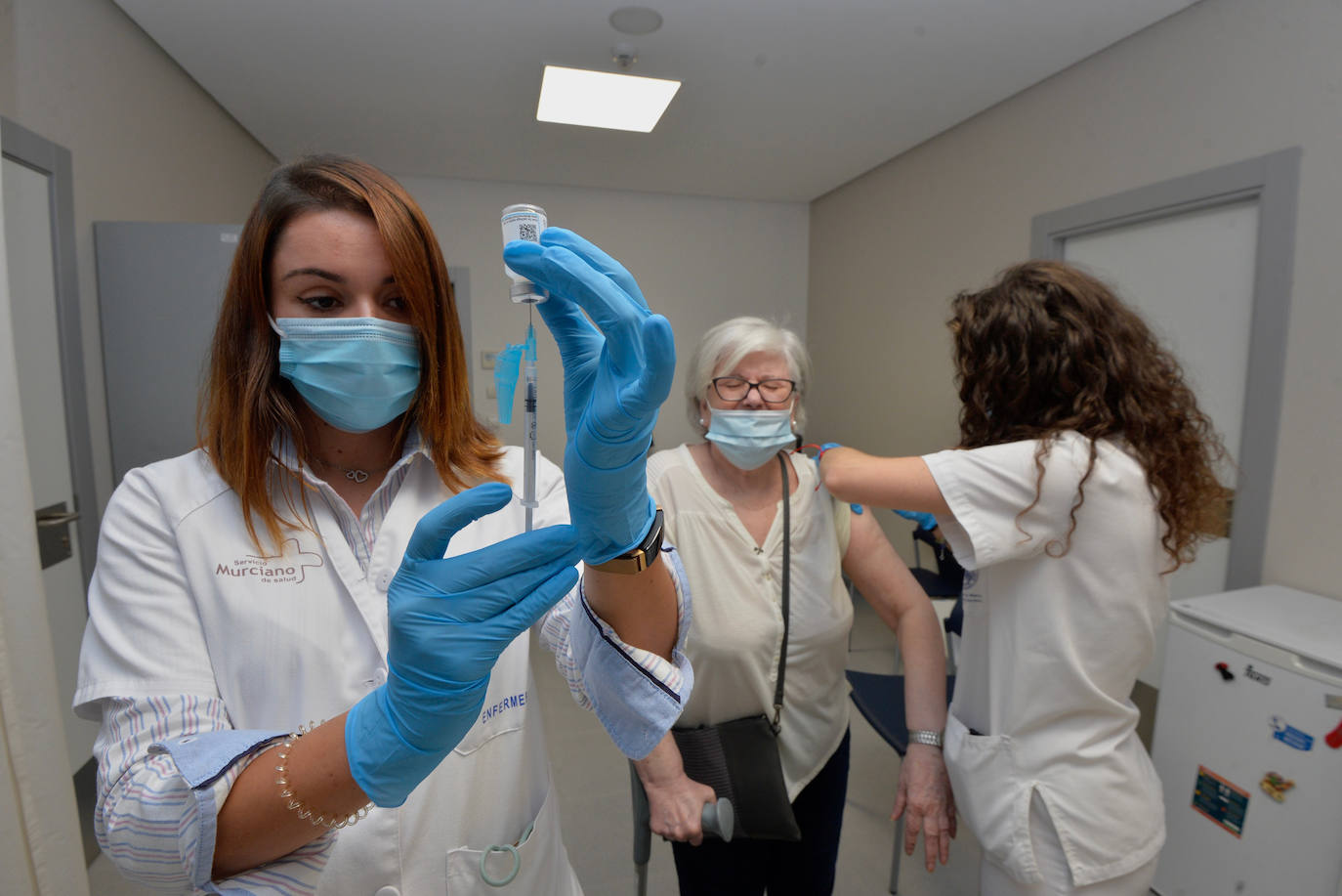 Fotos: Los mayores de 70 años de Murcia comienzan a recibir la vacuna de la gripe y la tercera dosis frente a la Covid