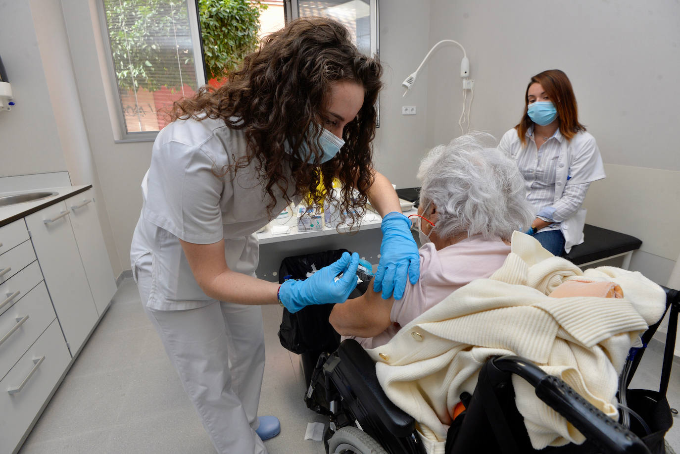 Fotos: Los mayores de 70 años de Murcia comienzan a recibir la vacuna de la gripe y la tercera dosis frente a la Covid